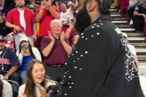 明天骑士打快船，哈登在哪边？