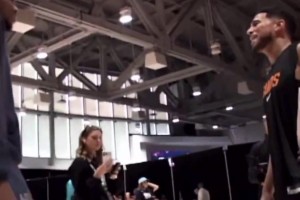 这哥俩要是合作不得了？字母哥和布克握手致意畅聊甚欢